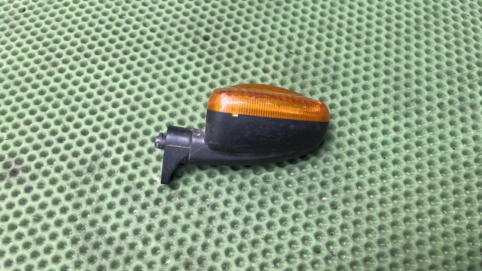 Поворотник правый задний 63137667772