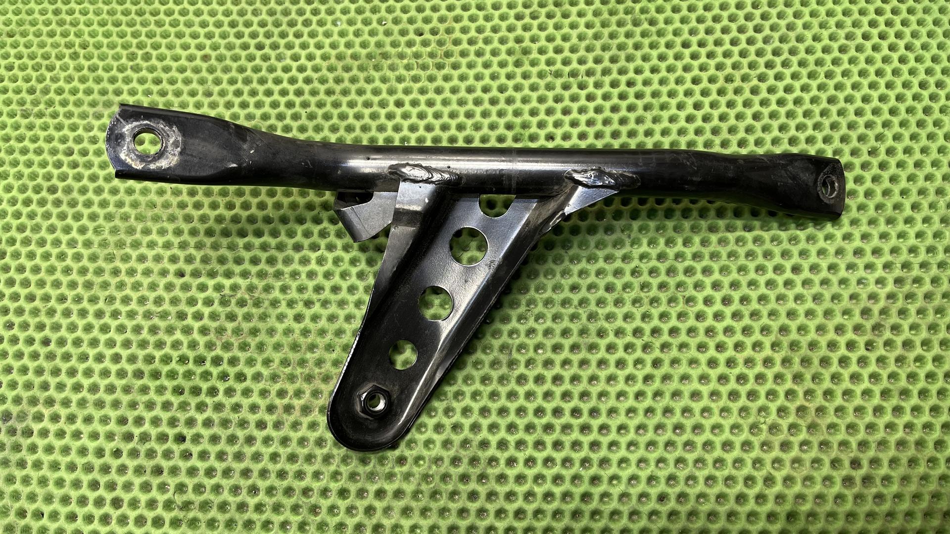 Растяжка рамы правая R1200ST K28 46517665338