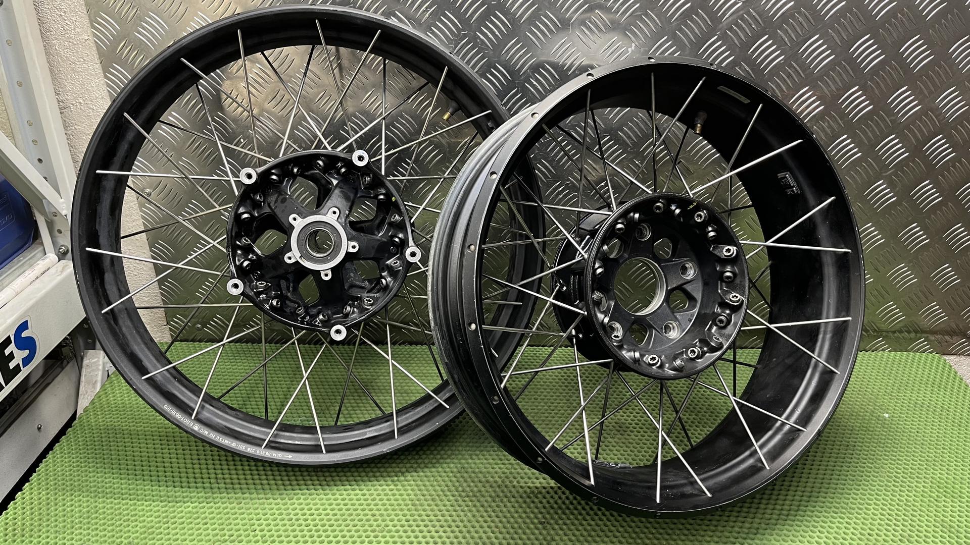 Комплект колес спицованных  черные k32-k33 