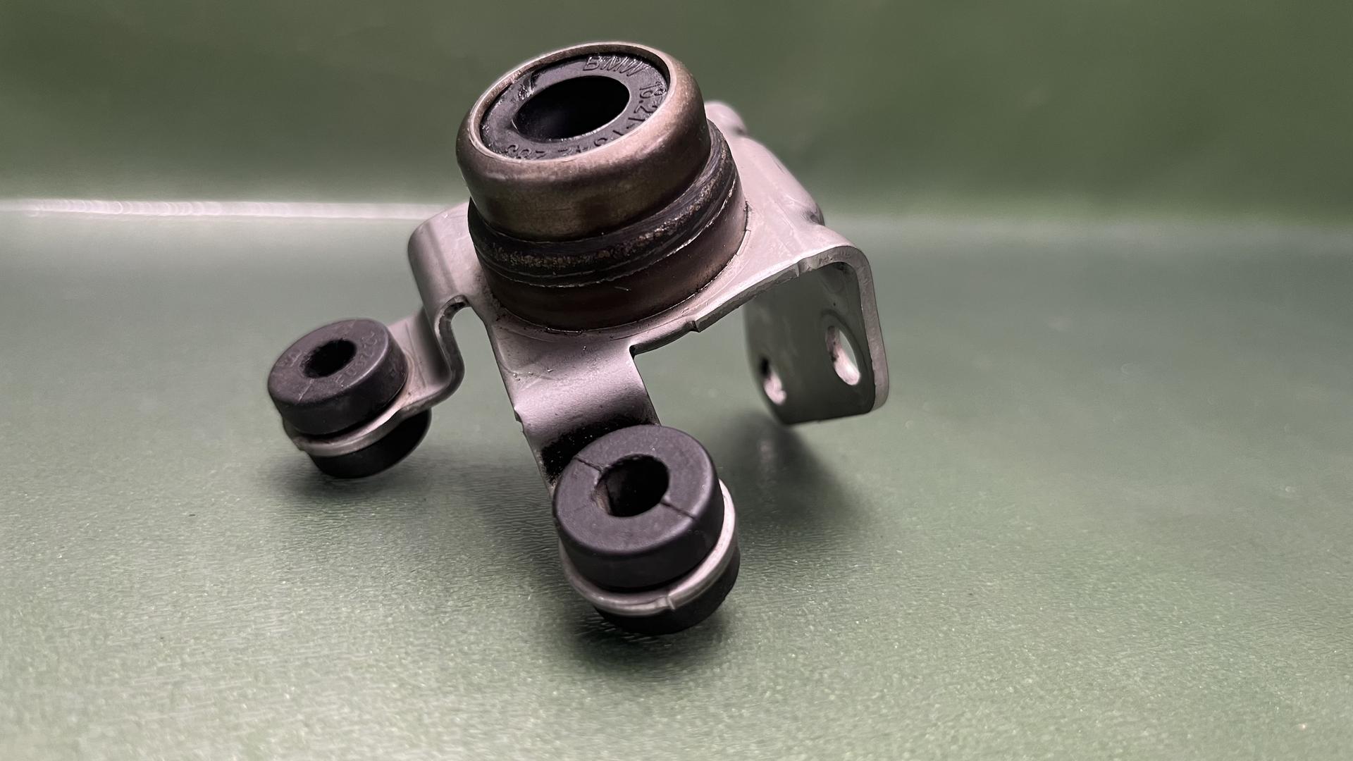 Кронштейн выпускного коллектора R 1200 GS / R 1250 GS / R 1200 GS Adv. / R 1250 GS Adv. / R 1200 RT / R 1250 RT / R 1200 R / R 1250 R / R 1200 RS / R 1250 RS 18518522488