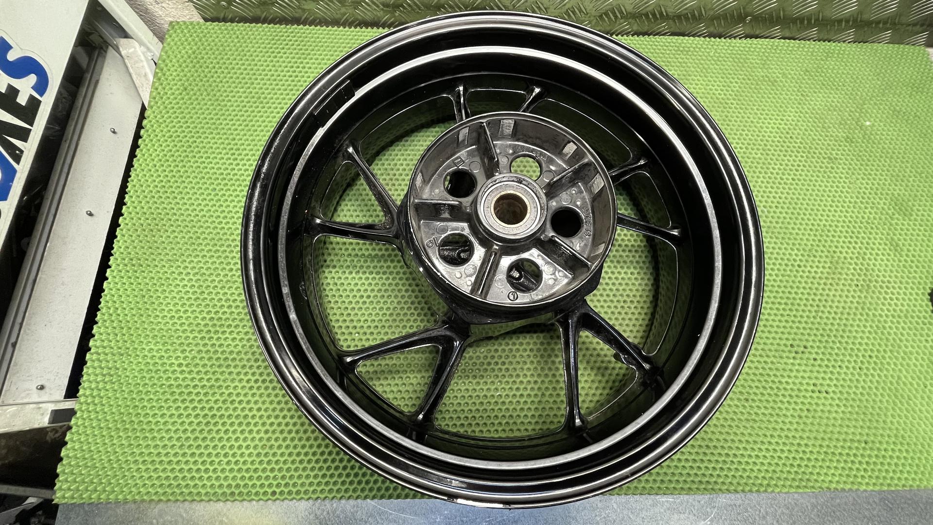 Литой диск черный задний 36319457007