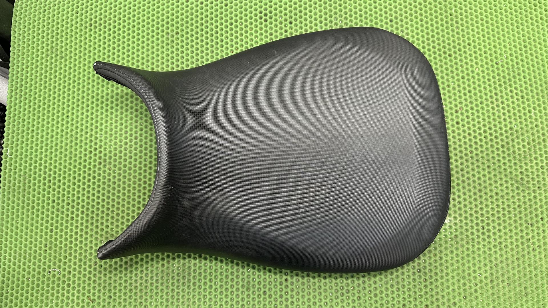 Сиденье водителя черное низкое R1200/1250 GS/GSA 52538532738