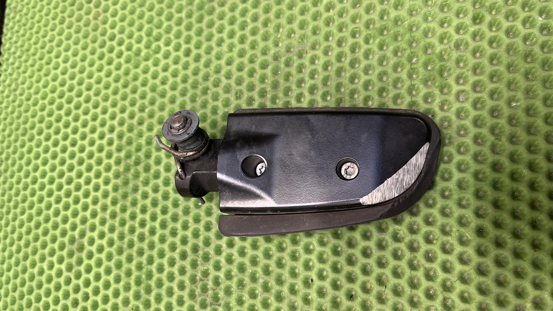 Подножка правая передняя 46718549351