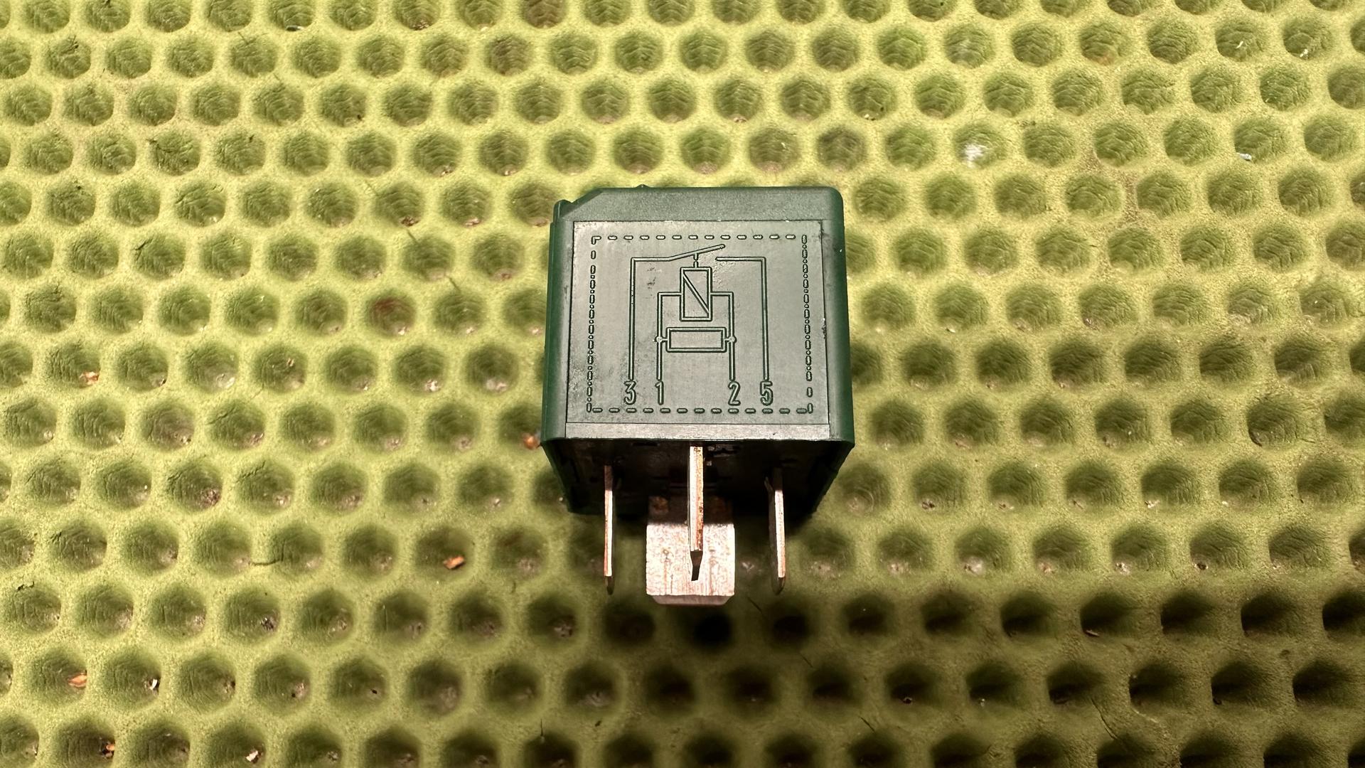 Реле 4-х контактное зеленое 61367704174