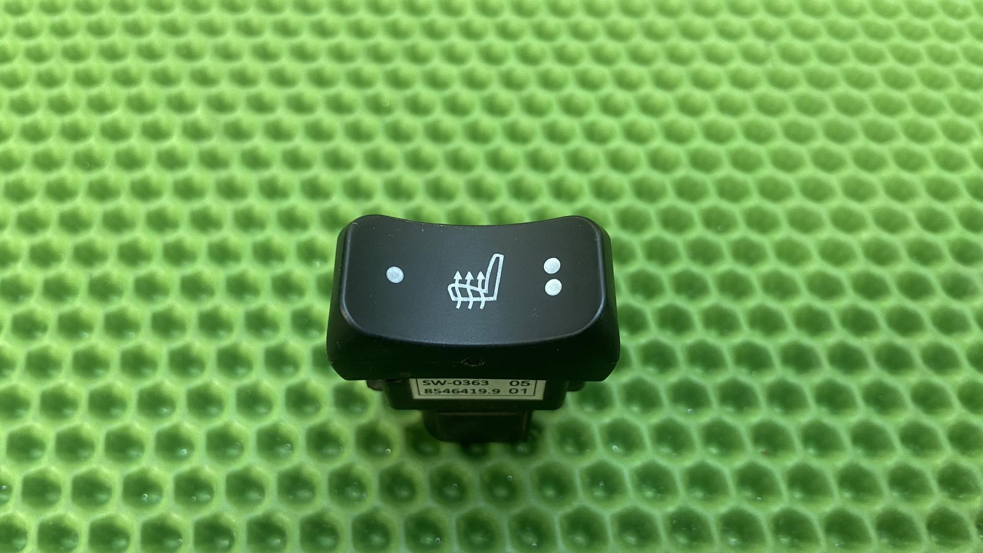 Кнопка обогрева сидений (выключатель) 61318522478