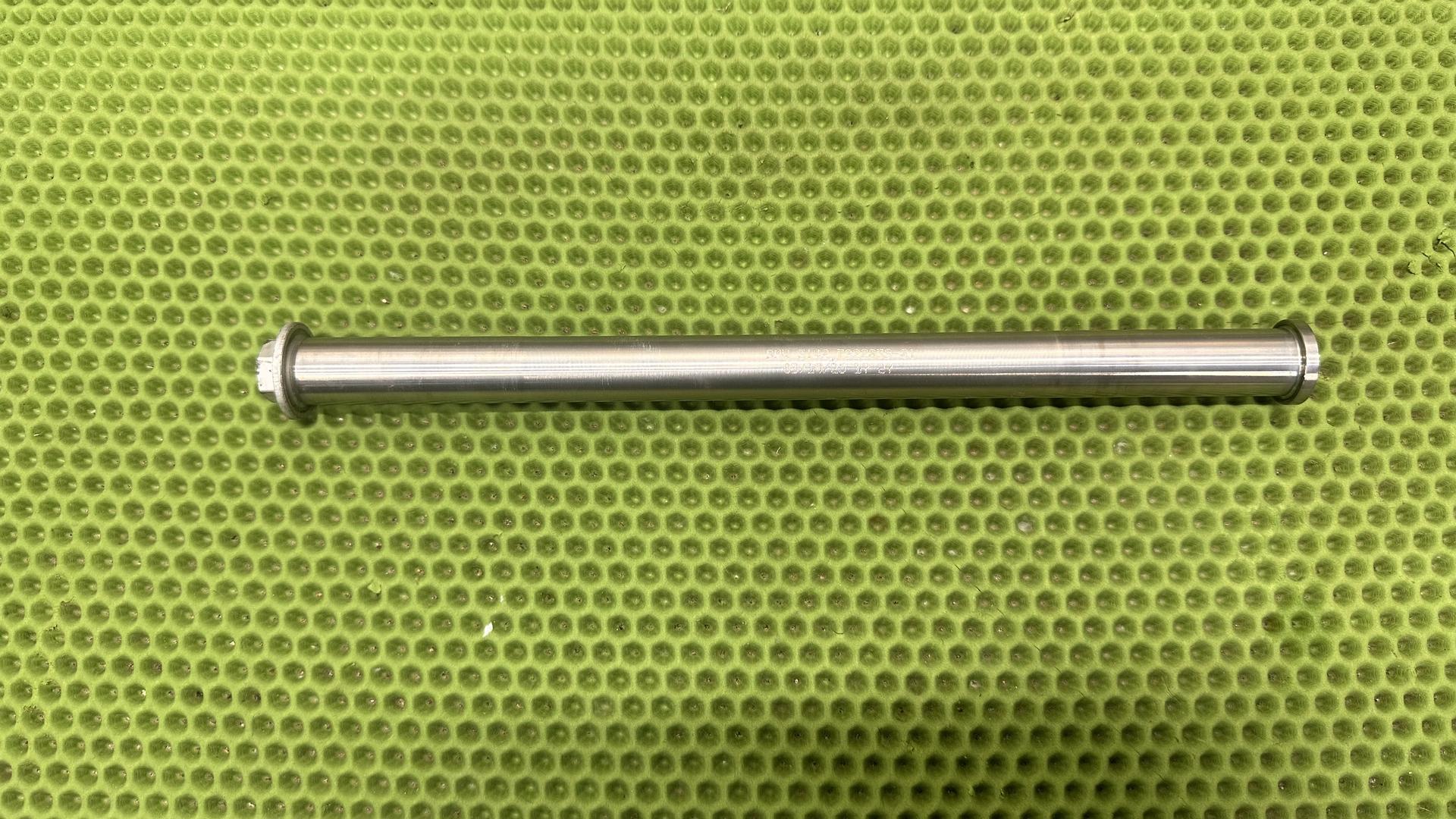 Ось продольного рычага подвески R1300GS/GSA/RT KA1-3 31427922839