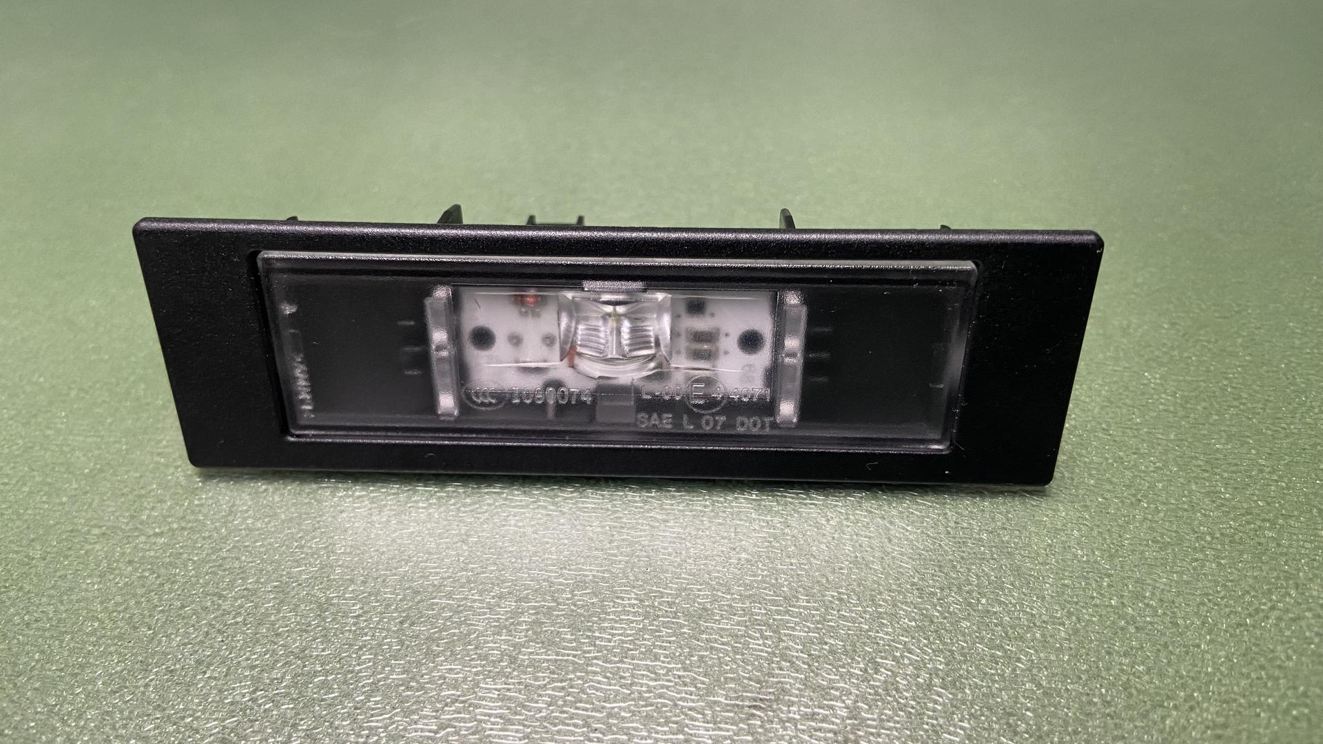 Фонарь подсветки номерного знака 63267193294