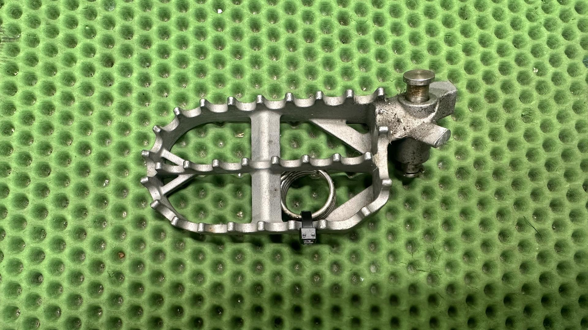 Подножка левая Enduro R1200/1250 GS/GSA K50/51 46718529843