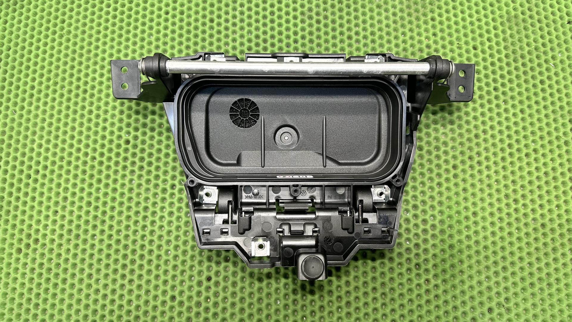 Кронштейн зарядного устройства K1600 GT/GTL/Bagger (с 2022 г.) 46631540785