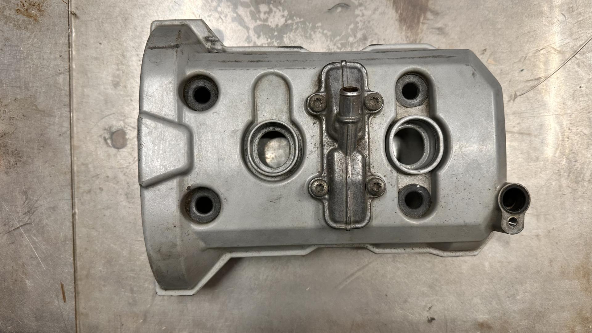 Клапанная крышка серебр. F800S/ST K71 11127690478