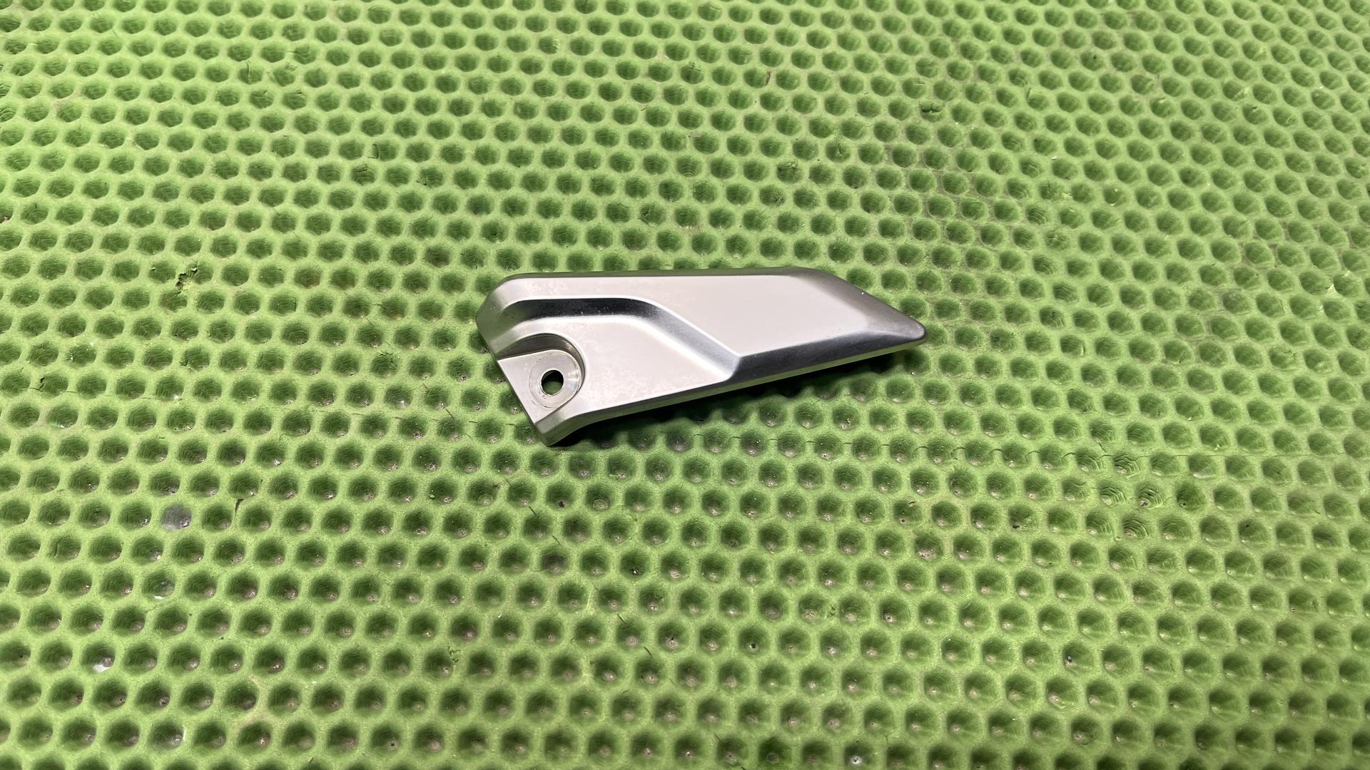 Накладка динамика левая K1600GT/GTL/B рест. (с 2022 г.) 46637923473