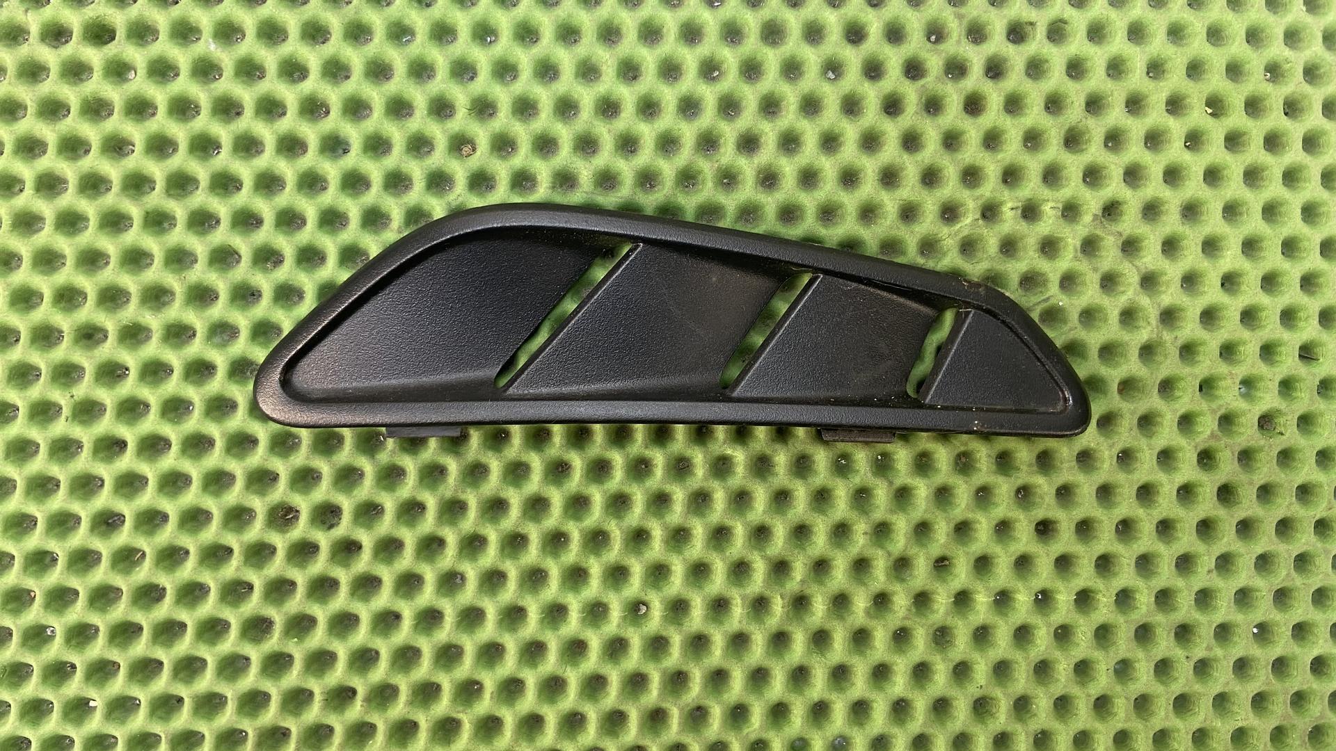 Решетка кожуха топливного бака правая 46638536942