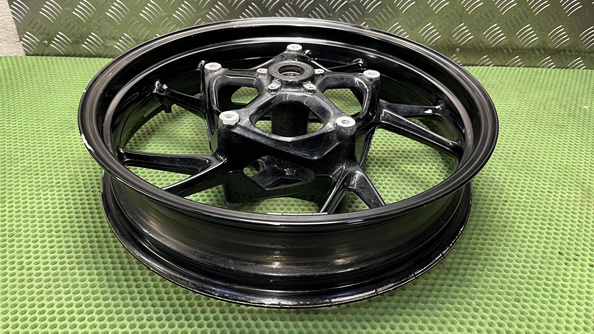 Литой диск черный передний 36318550395