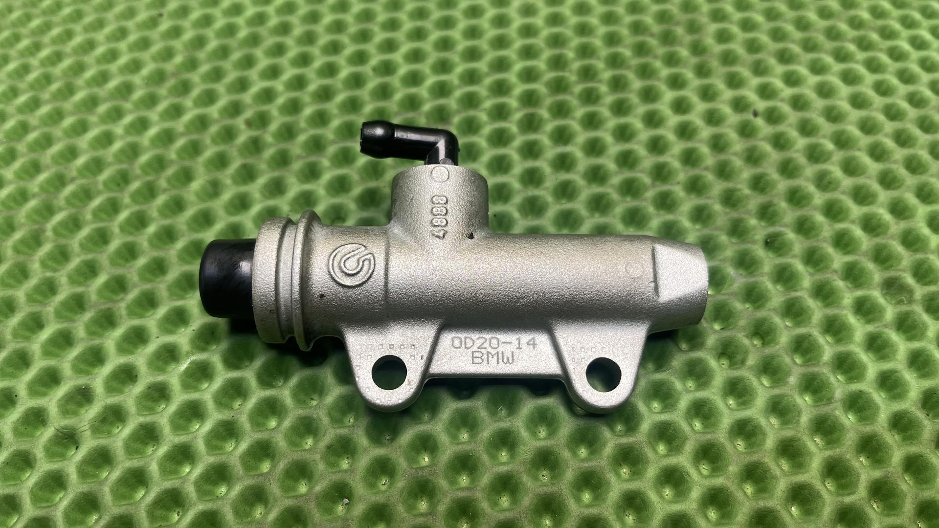 Главный тормозной цилиндр 34317699574