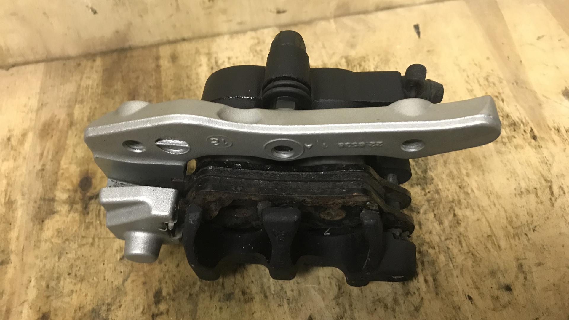 Тормозной суппорт Зд без колодок 34218541370