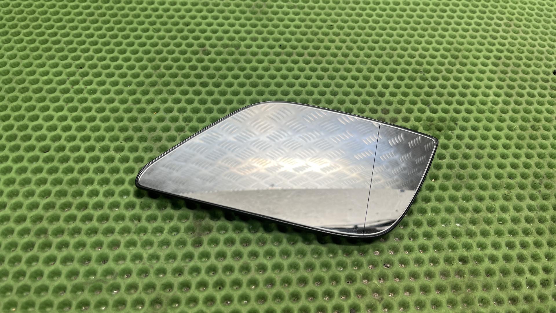 Стекло зеркала правое K1600GTL/Bagger рест. (с 2017 г.) 51168388534