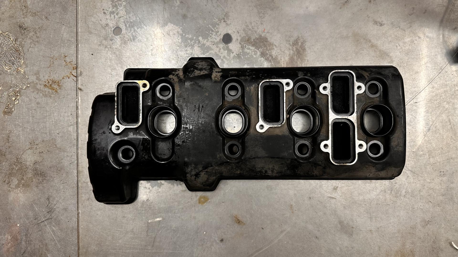 Крышка головки блока цилиндров Schwarz 11127687203