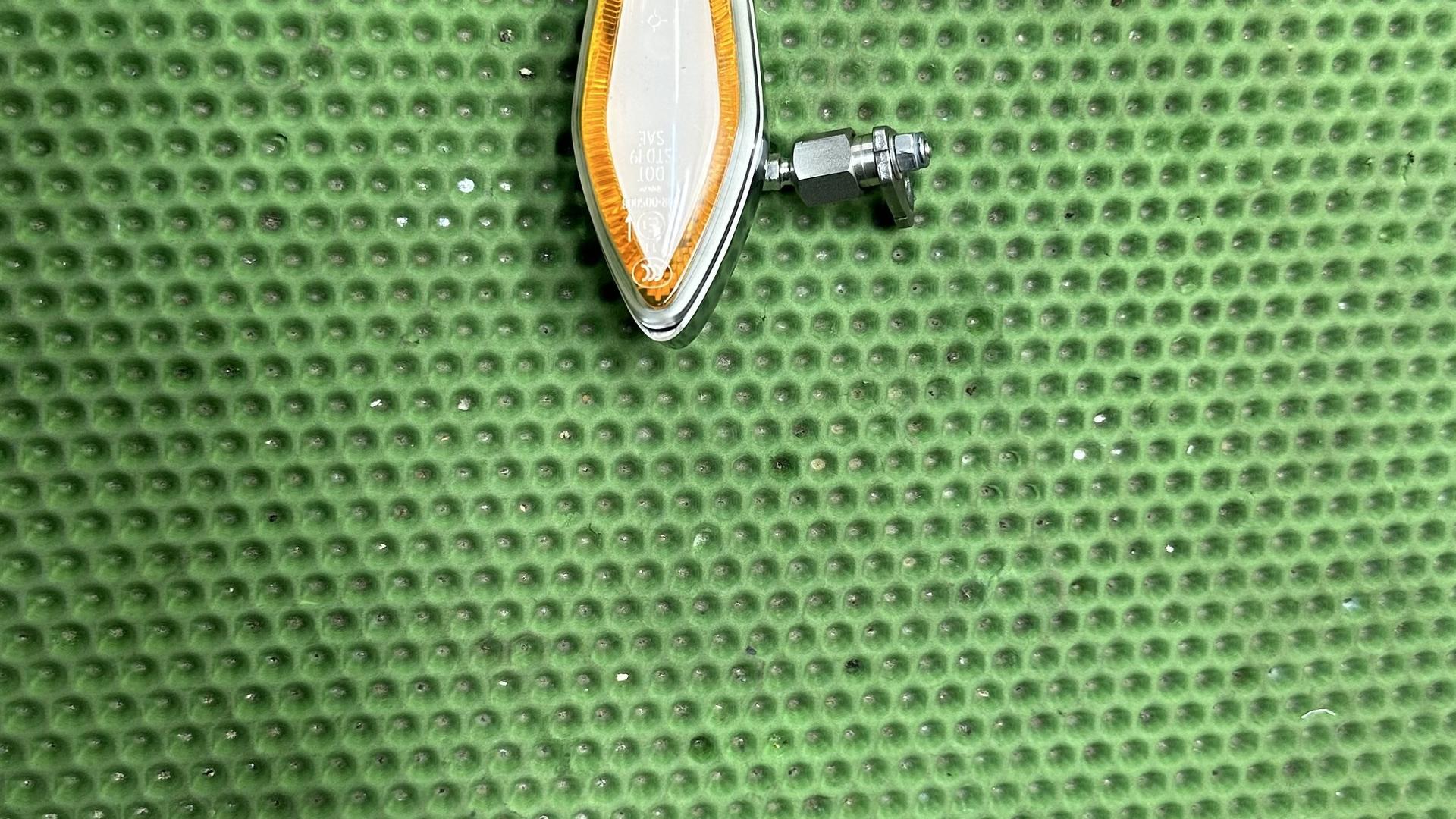 Поворотник передний правый R18 63131539654