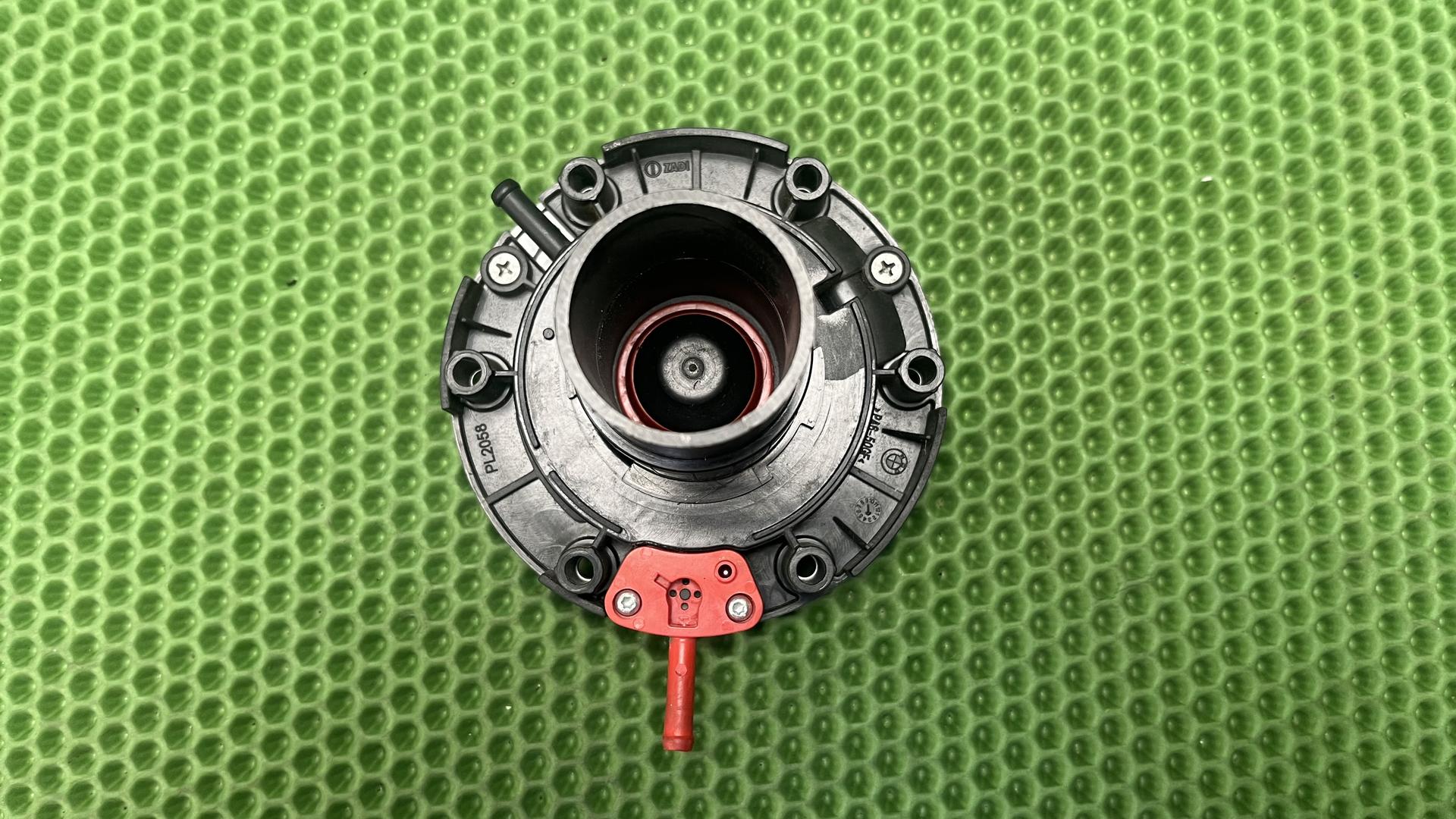 запорный механизм топливного бака 16118546442