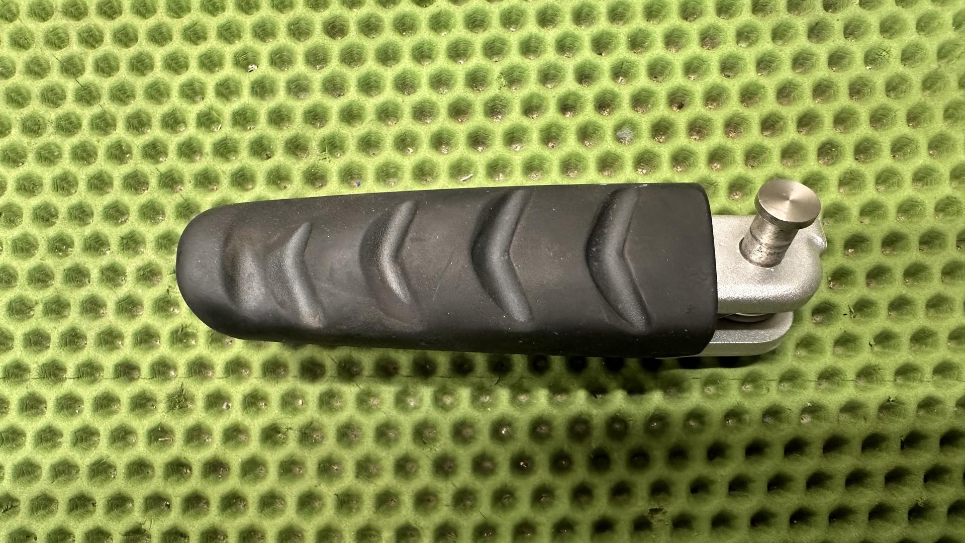 Упор для ноги Л с резиновым элементом 46717700913