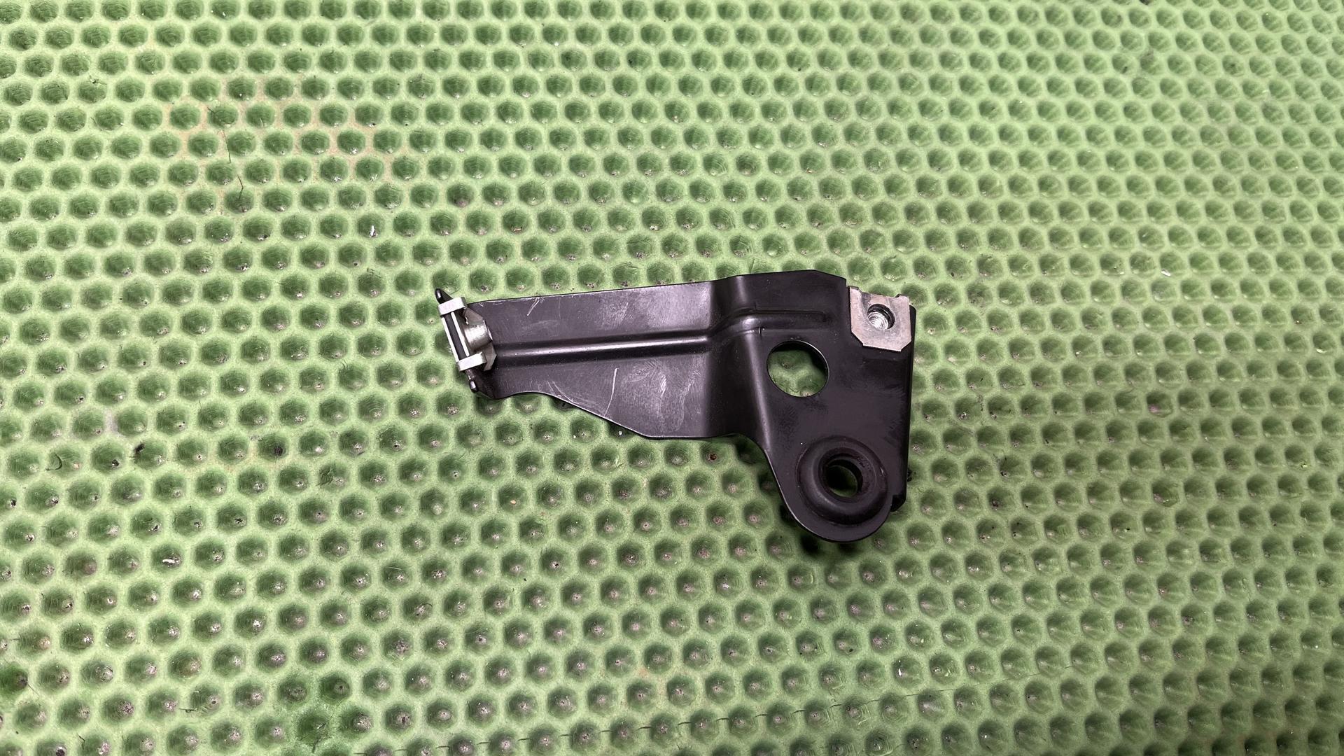 Кронштейн бокового пласика K25 рест левый 46637716273