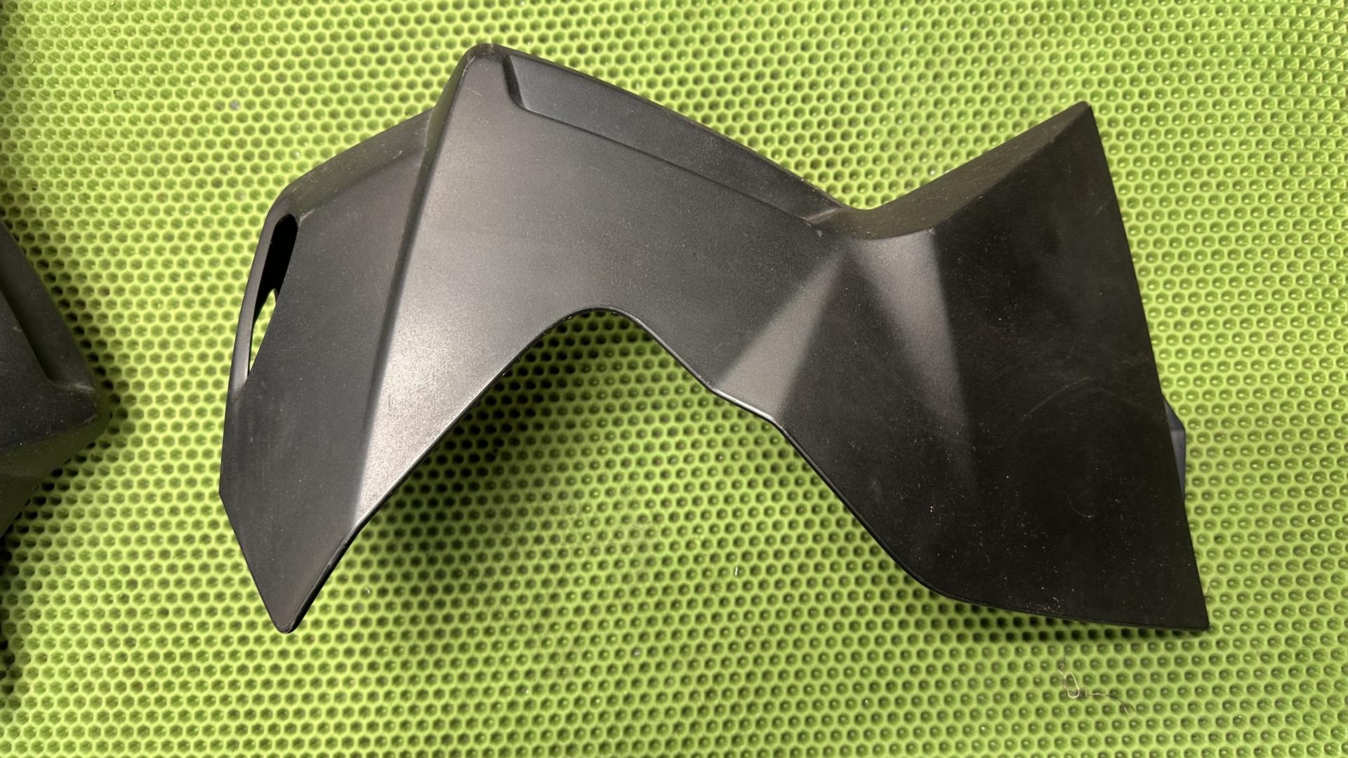 Накладка правая 46637711108