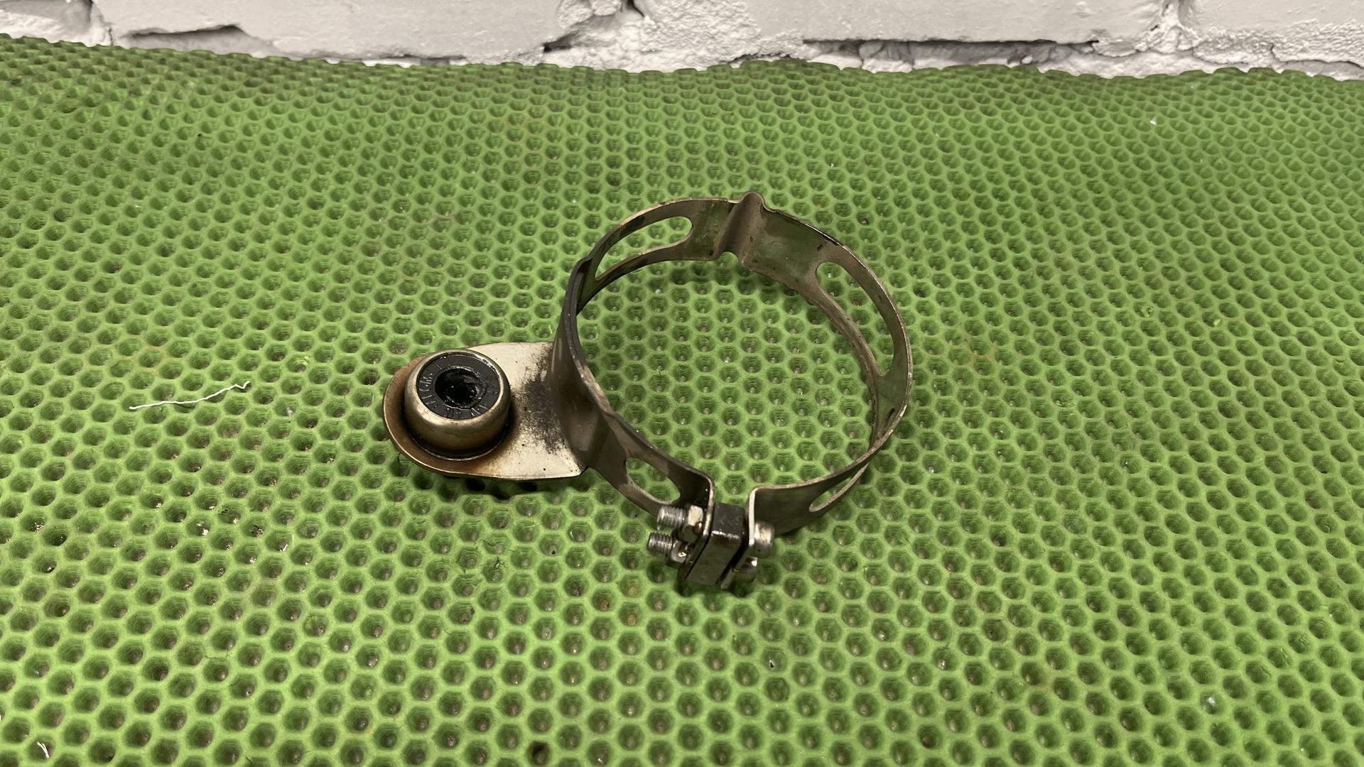 Кронштейн выпускного коллектора 18117682384