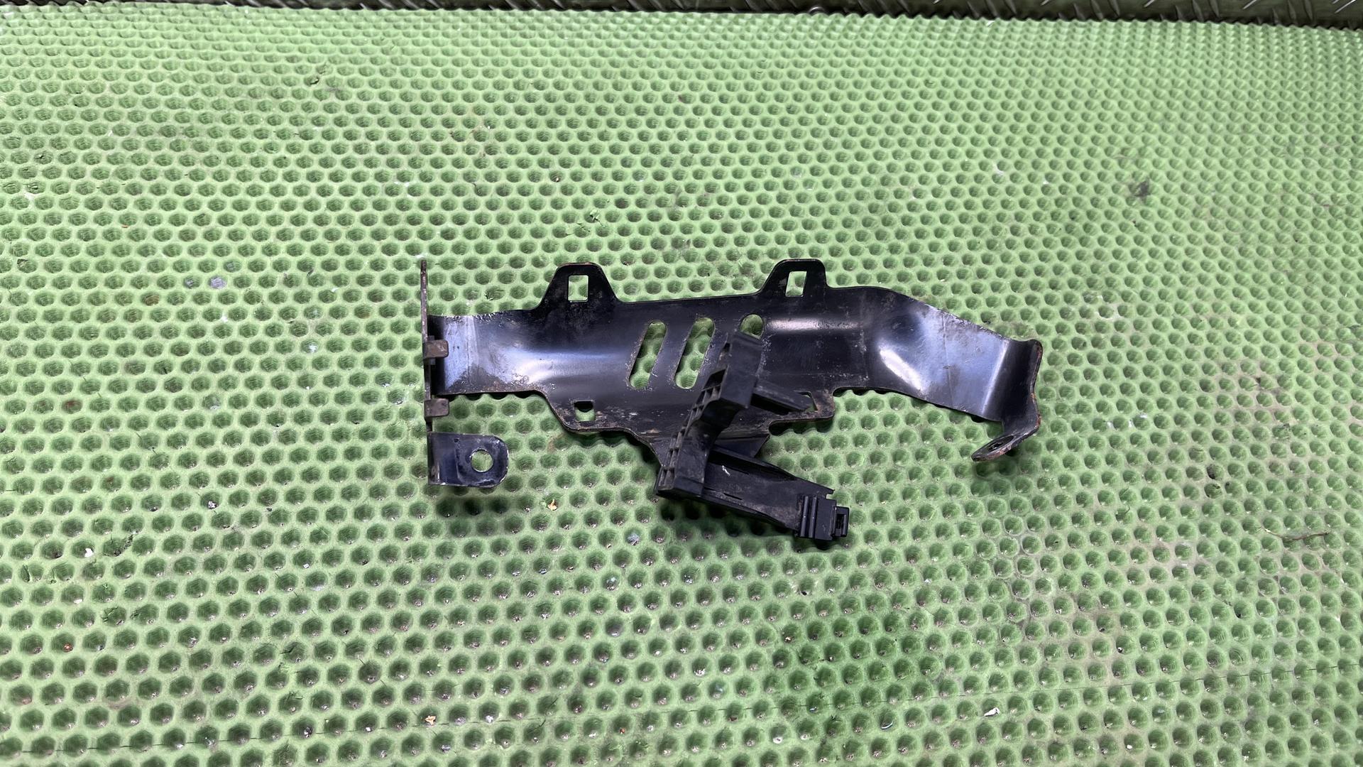 Кронштейн 16138558118