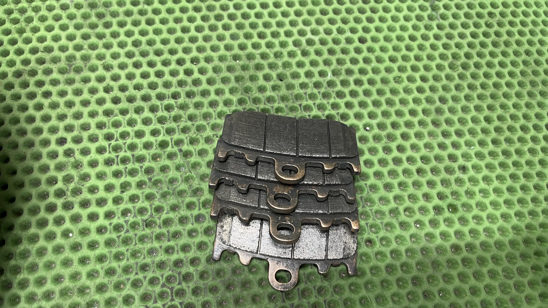 Комплект тормозных накладок впереди 34118548028