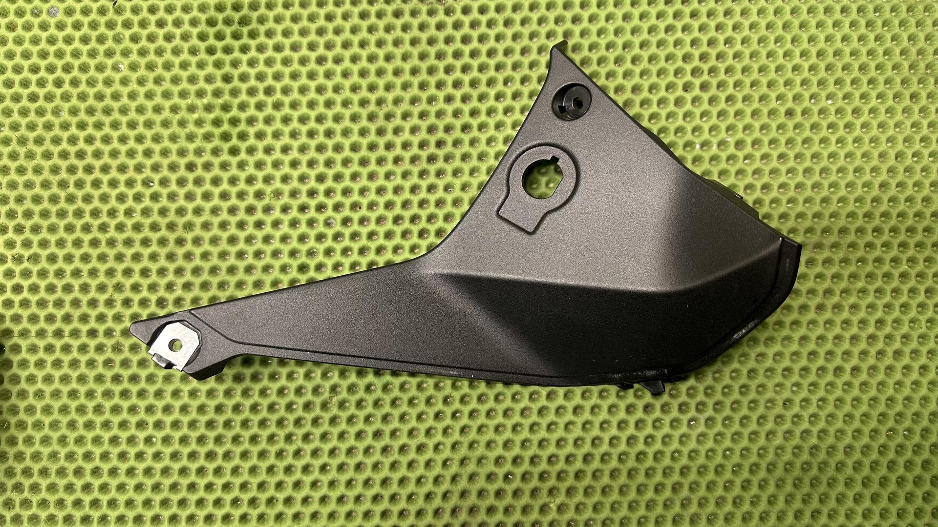 Накладка облицовки передка правая R1250RS K54 (с 2023 г.) 46637105870