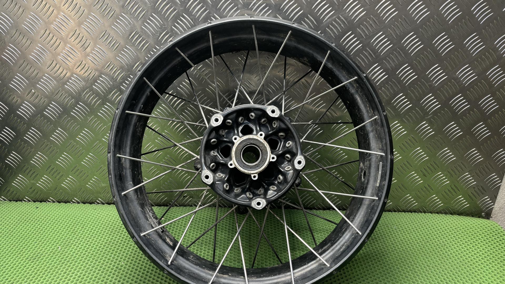 Колесо спицованное черное заднее 36318395502