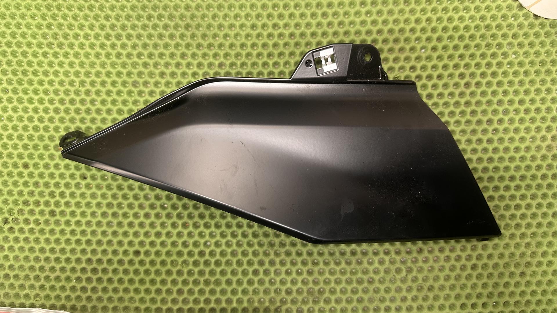 Нижняя часть боковины левая R1300GS KA1 46631541493