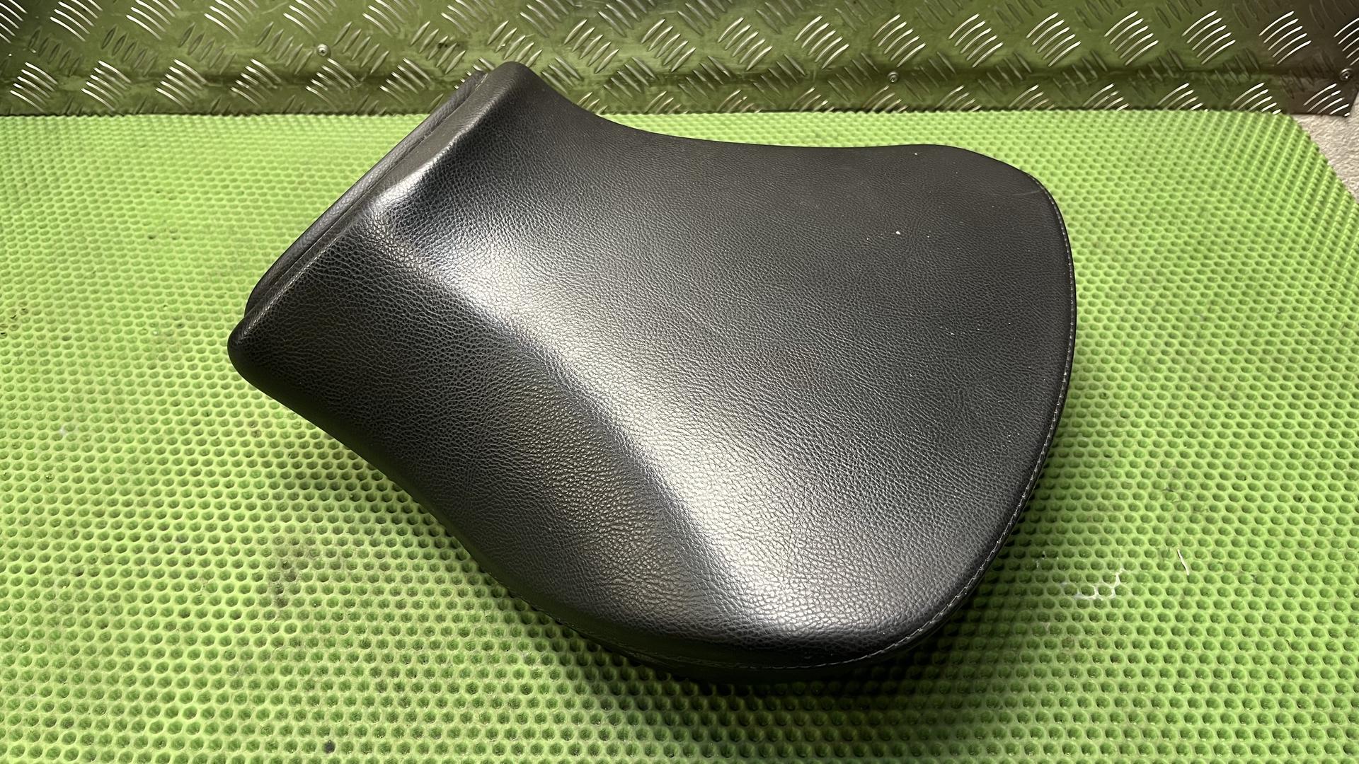 Сиденье водителя черное с подогревом 52538544784