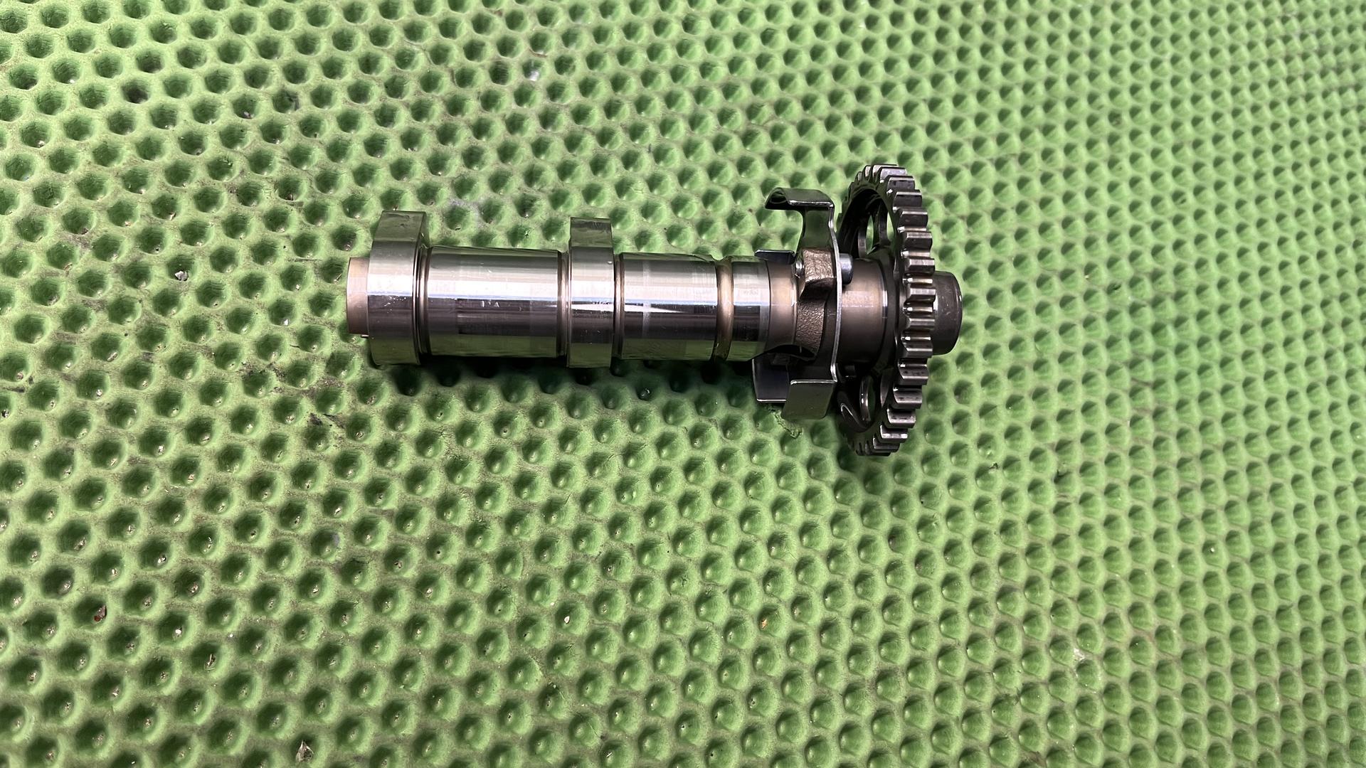 Распредвал выпускных клапанов левый (W258) R1300xx KA1-5 11319446107
