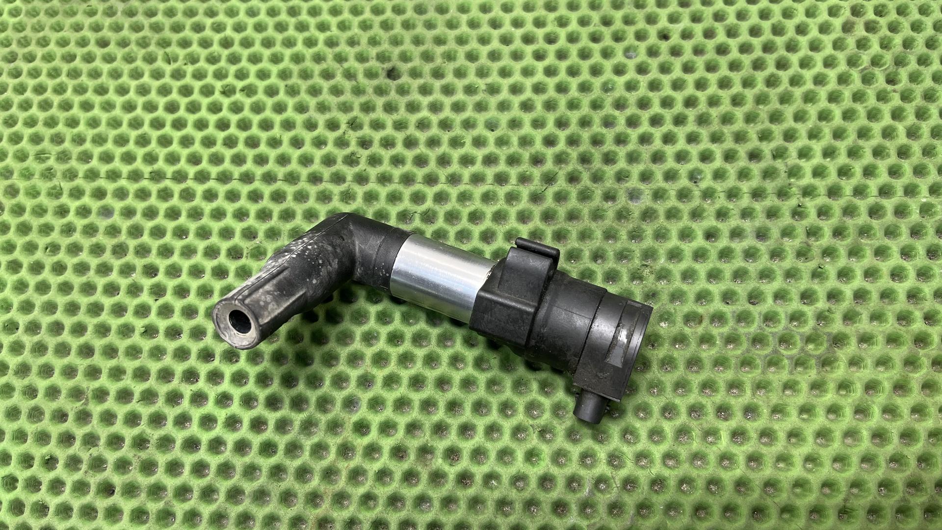 Угловая катушка зажигания П 12138565080