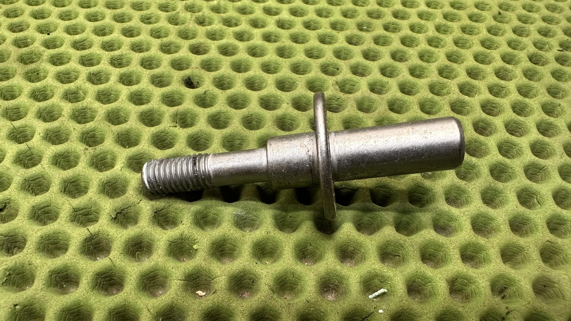 Штифт топливного бака R1300GS/GSA/RT KA1-3 16117105878