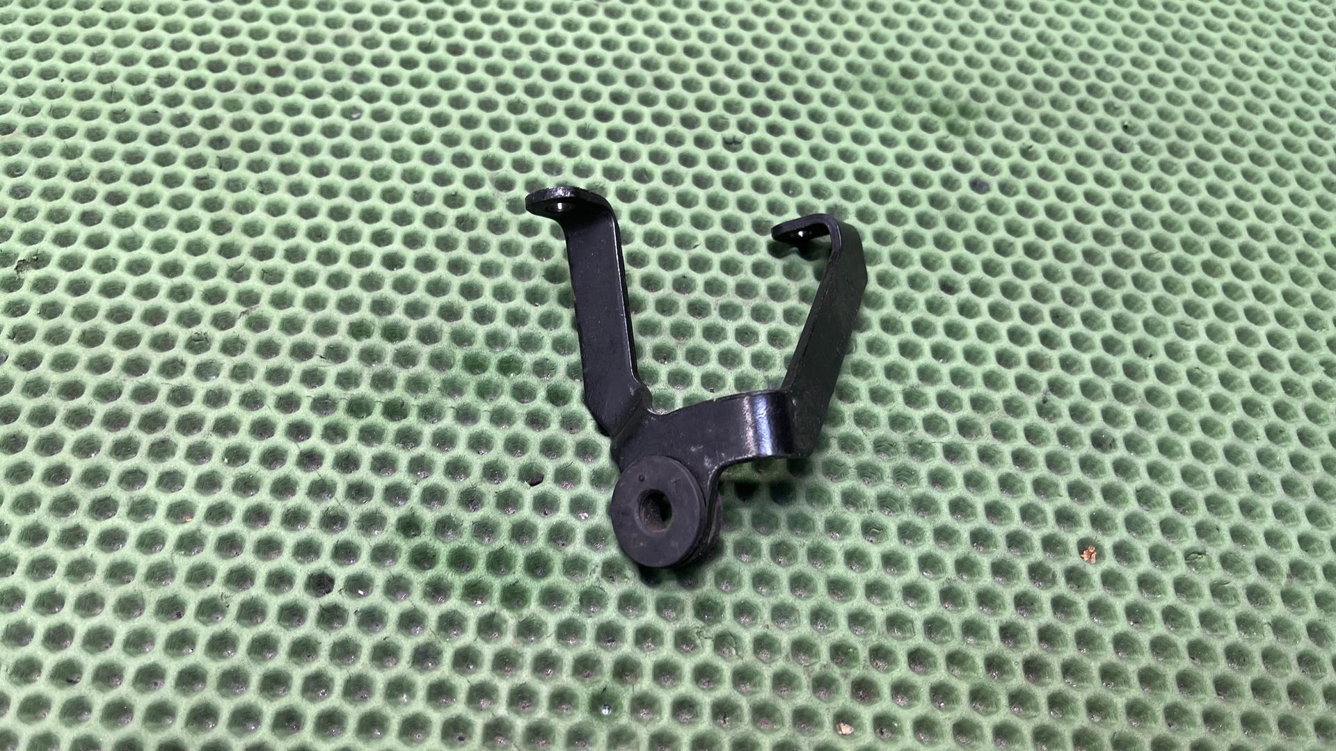 Кронштейн радиатора нижний 17117924053