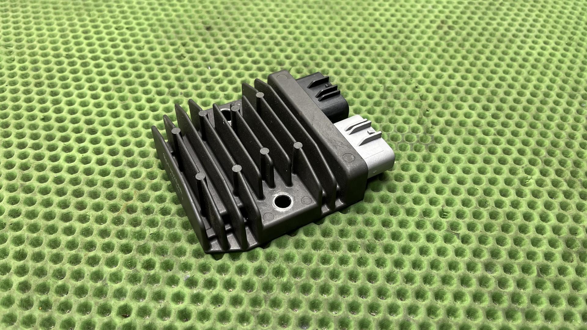 Регулятор напряжения 12318523367