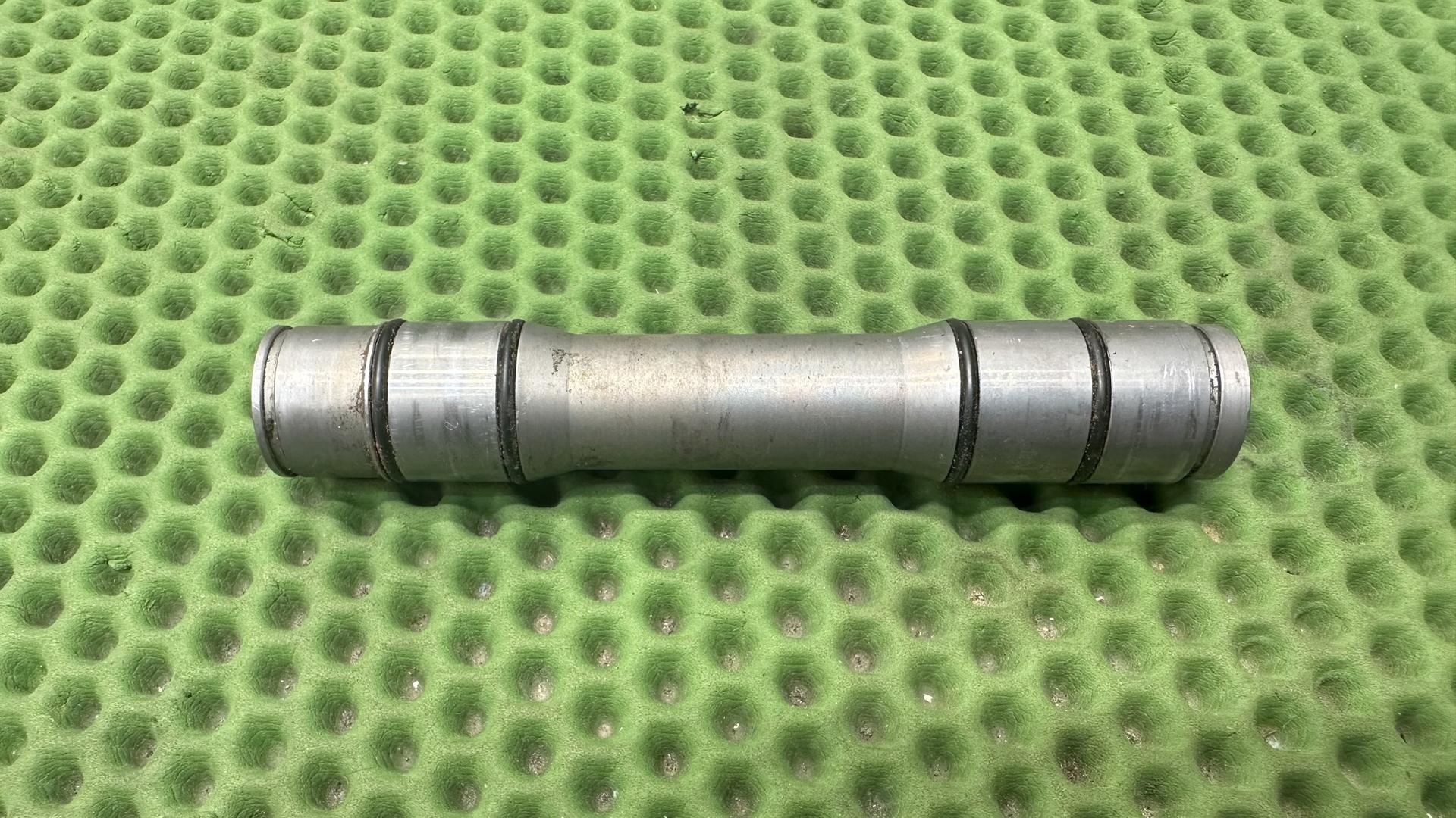 Ось центральной подножки K1600 46527721879