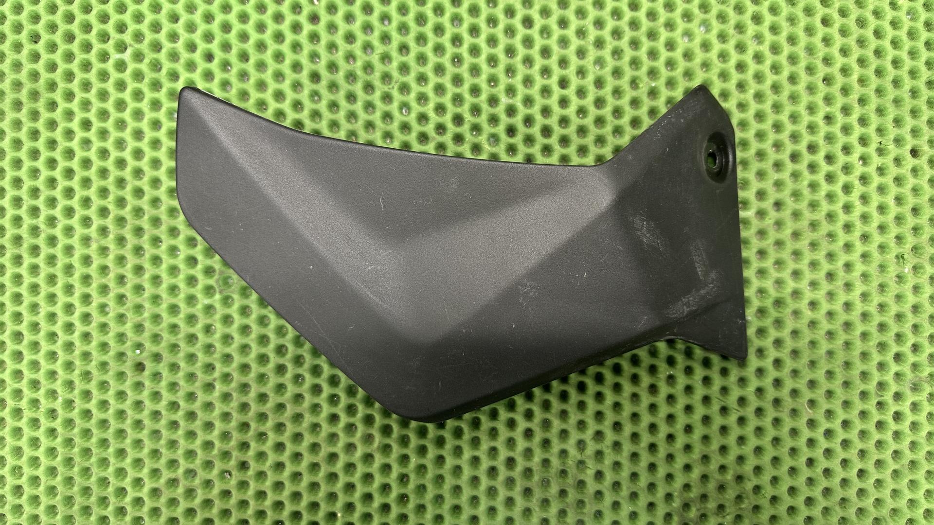 Передний спойлер левый 46631542171