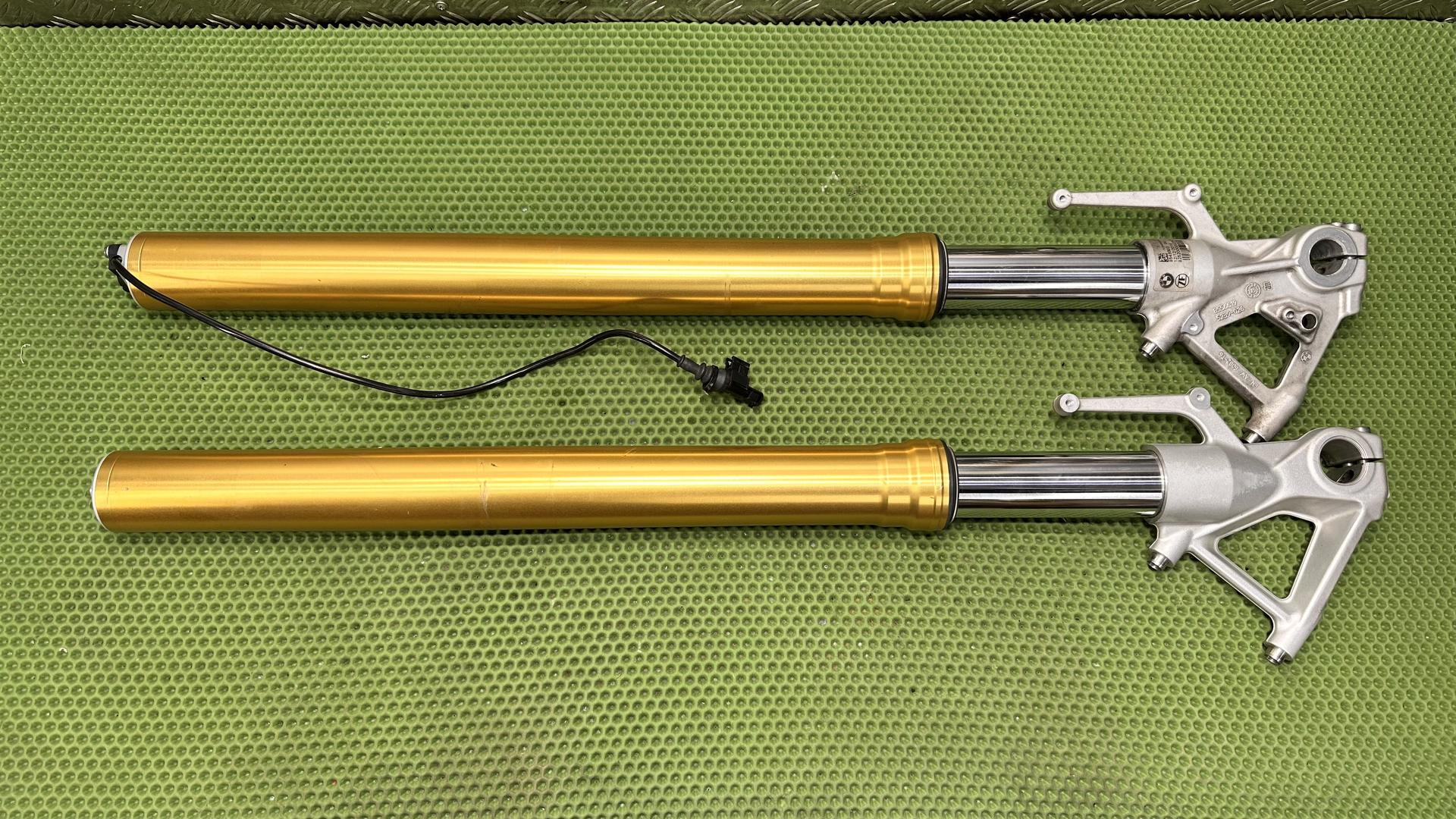 Вилка  R1200\1250RS золотая в сборе 