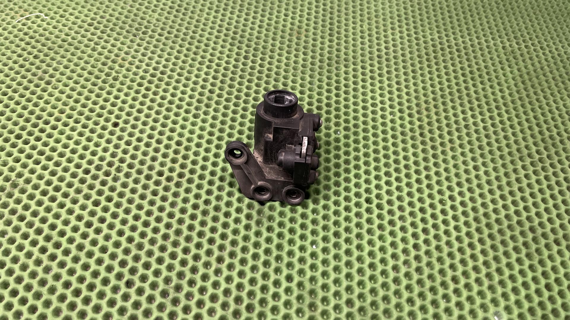 Замок крышки отсека радиоприемника 46637681541