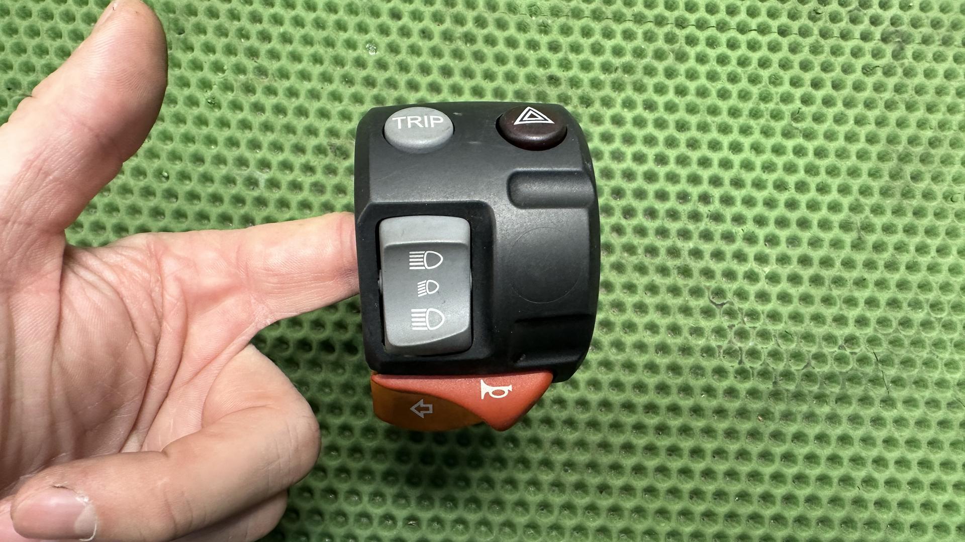 Комбинированный выключатель (пульт) Левый 61317687757