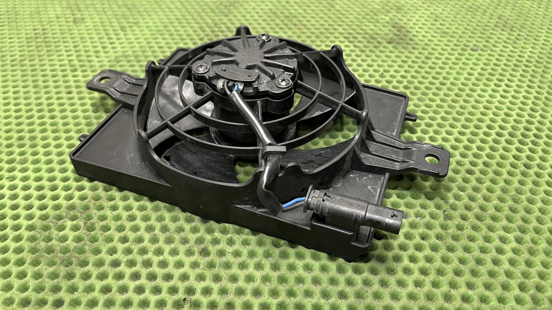 Кожух вентилятора с вентилятором 17428523118