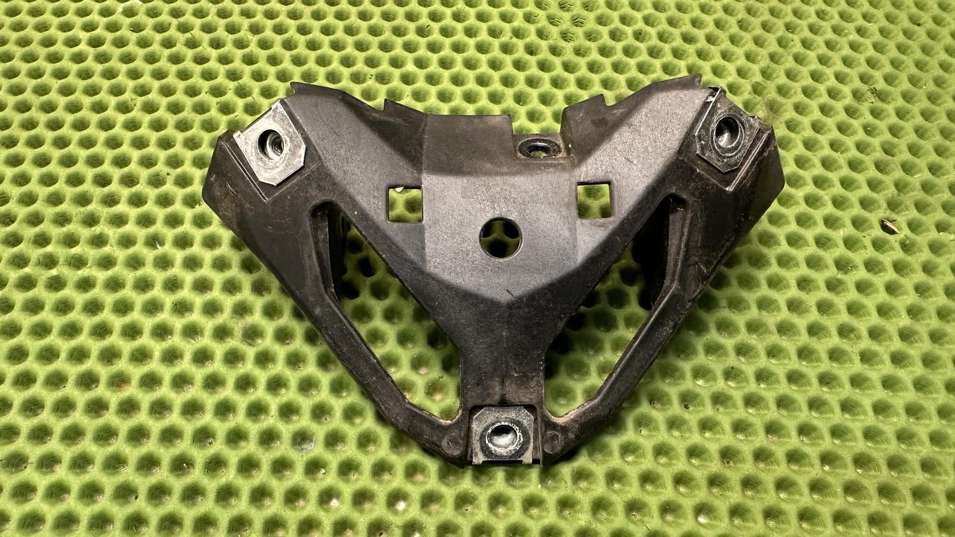 Основание кронштейна лобового стекла F800R рест. (с 2015 г.) 46638551254