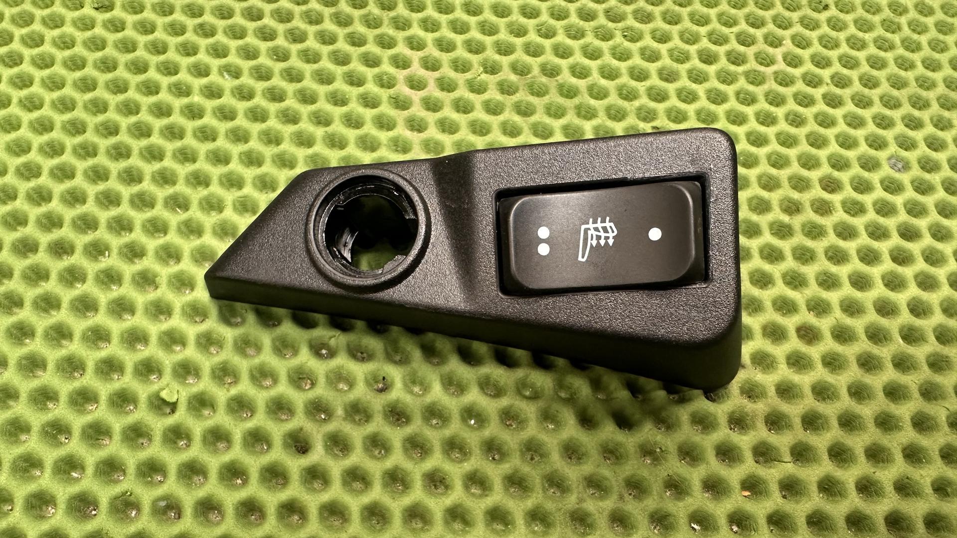 Кнопка обогрева сидений (выключатель) 61318522478