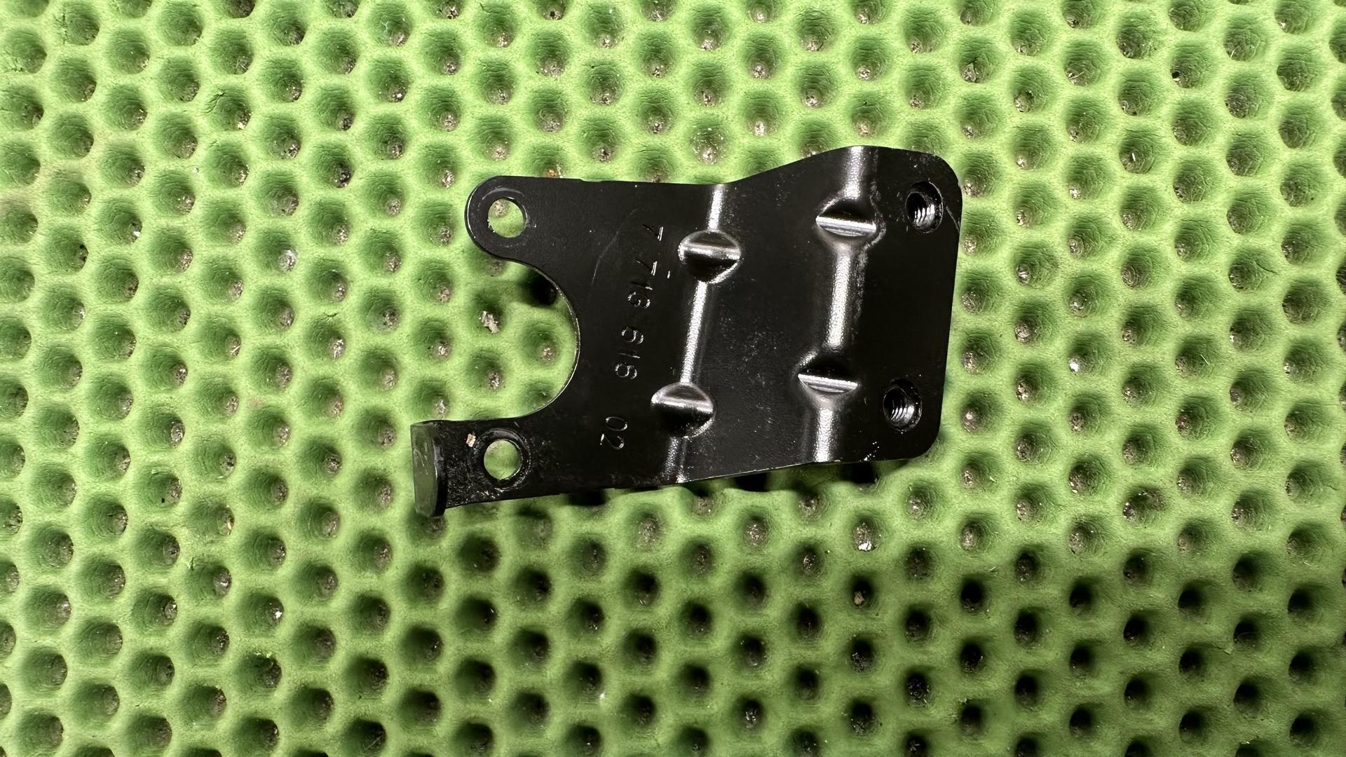 Кронштейн датчика дорожного просвета K1600 63127713616