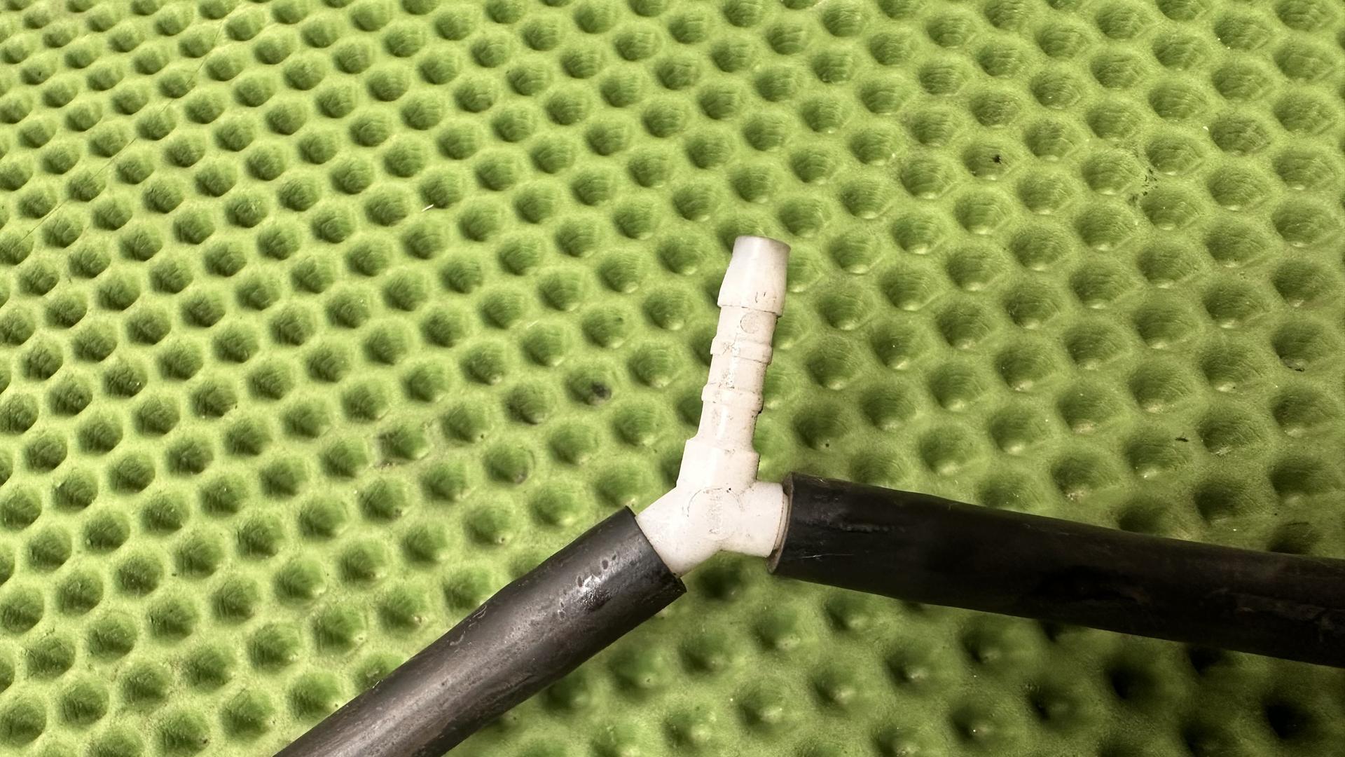 Тройник шлангов адсорбера 16137728992