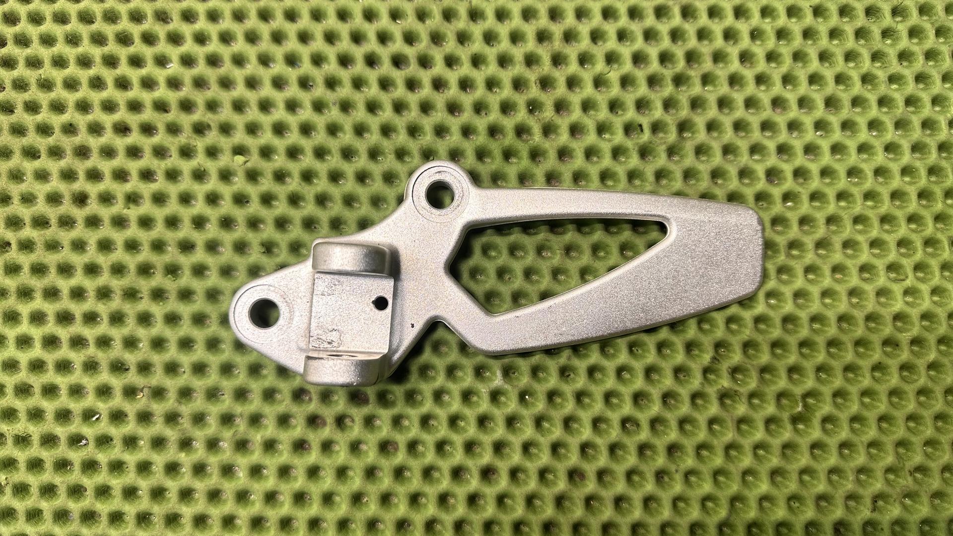 Кронштейн подножки водителя левый R1200R/ST K27/28 46717671075