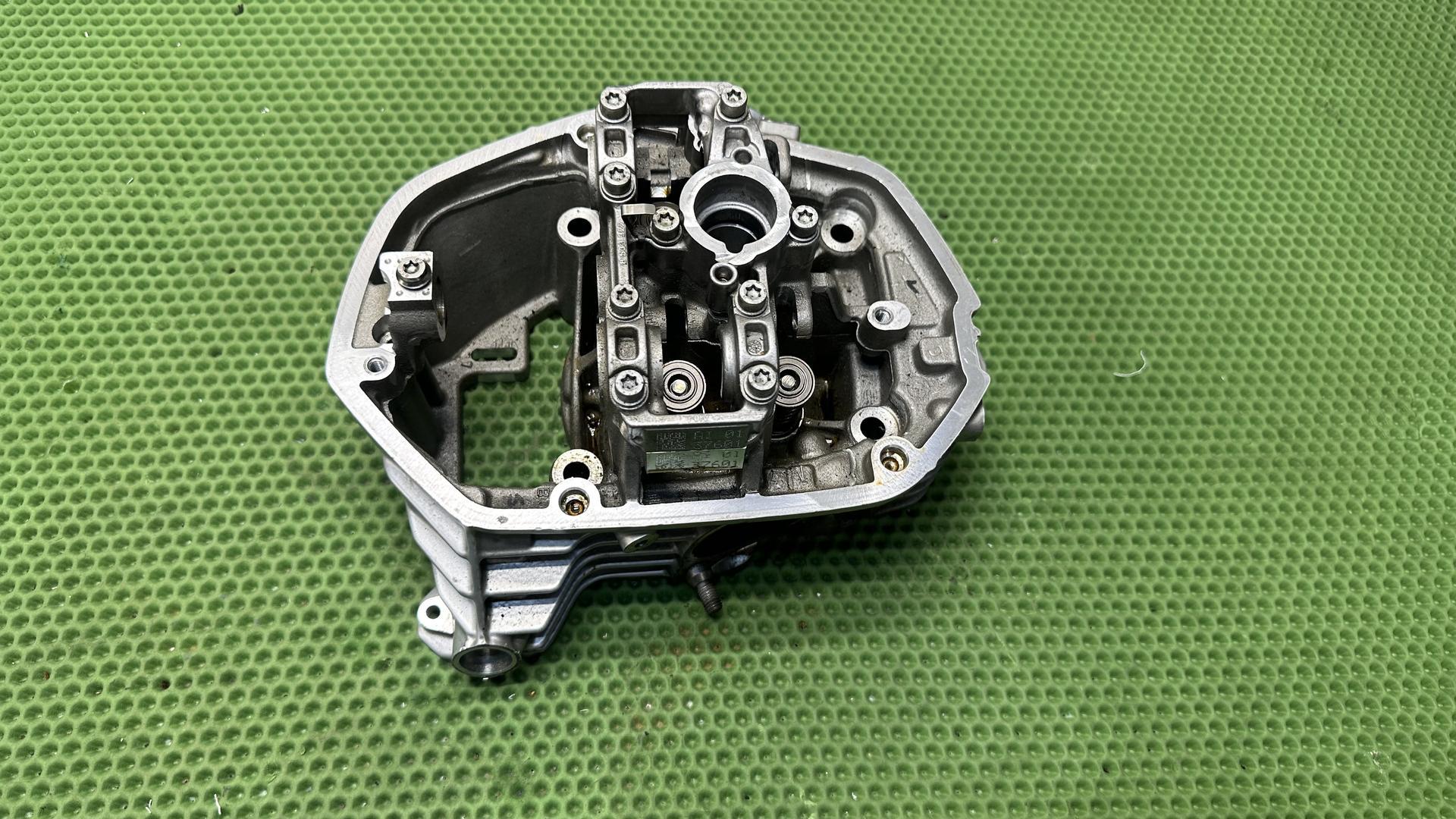 Головка блока цилиндров серебристая правая 11128546330